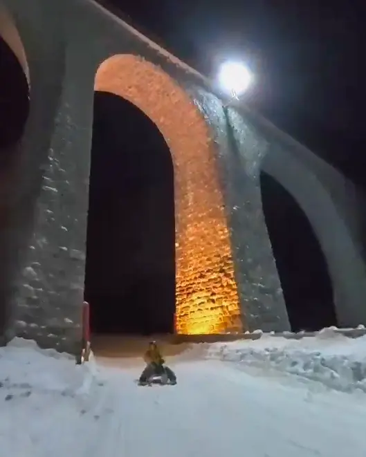 Nachtschlitteln, beleuchtetes Viadukt der RhB, UNESCO-Weltkulturerbe
